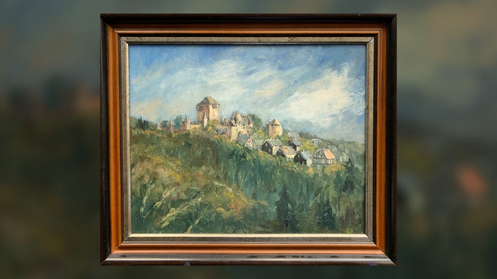 Gerahmtes Landschaftsgemälde mit Dorf und Burgruine auf einem Hügel – exemplarisch für die neu gestifteten Kunstwerke, die den Bestand der Stiftung Seelsorge erweitern und bei der kommenden Auktion präsentiert werden.